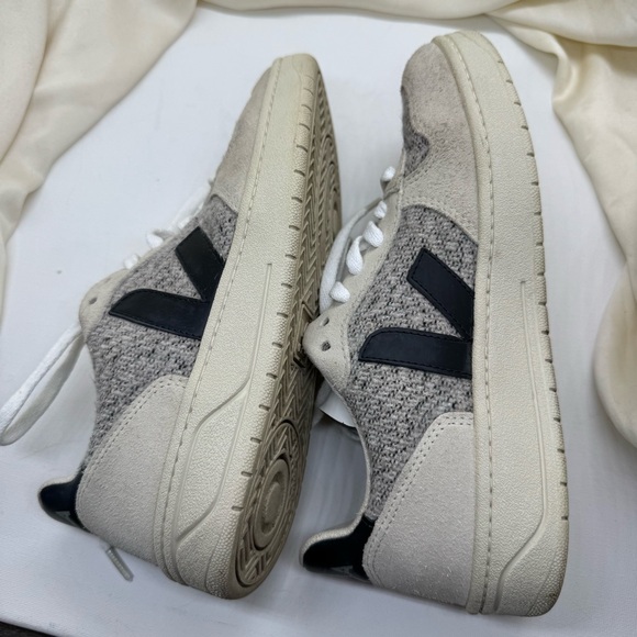 Veja V-10 Flannel Snow Black women’s sneakers
Size US 5 - Picture 6 of 8